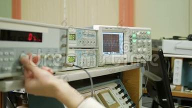 测量电信号的设备在<strong>物理实验</strong>室。 计分板点亮仪表数据